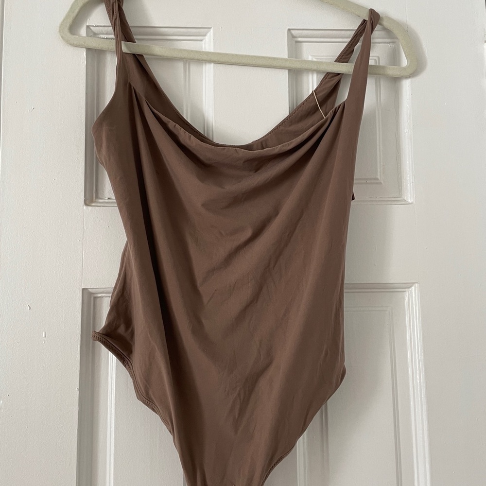 SKIMS fits everybody square neck body suit